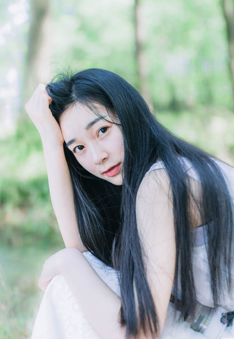 只是心灵无法解脱，爱虽然沉重，但它并不枯燥，乏味。快乐并着痛，幸福的感觉油然而生。所有的一切皆在自己的一念之间。人生之路，也许就是有了这些经历，才会更凭添许多忧伤。